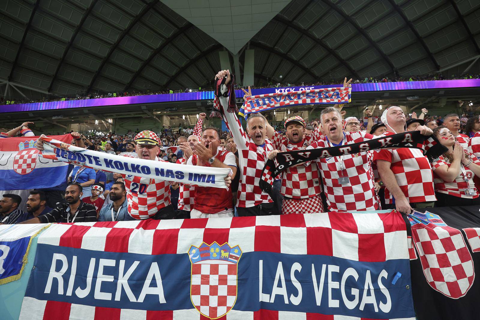 KATAR 2022 - Navijači na utakmici osmine finala između Japana i Hrvatske