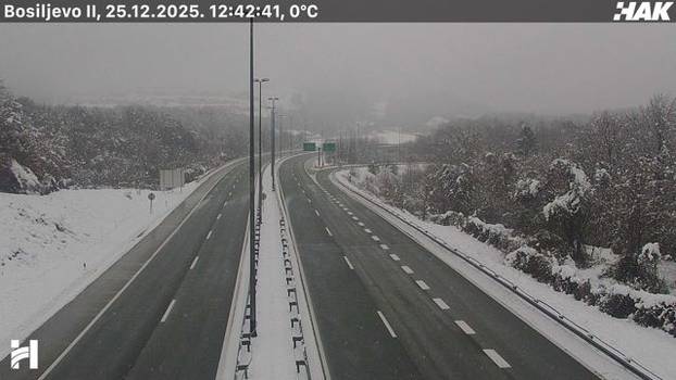 FOTO Pogledajte kakvo je stanje na cestama u Hrvatskoj: Snijeg u Lici, sunce 'provirilo' na jugu