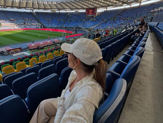 FOTO Fatalna plavuša tečno govori čak četiri jezika, a prije novinarstva bila je konobarica