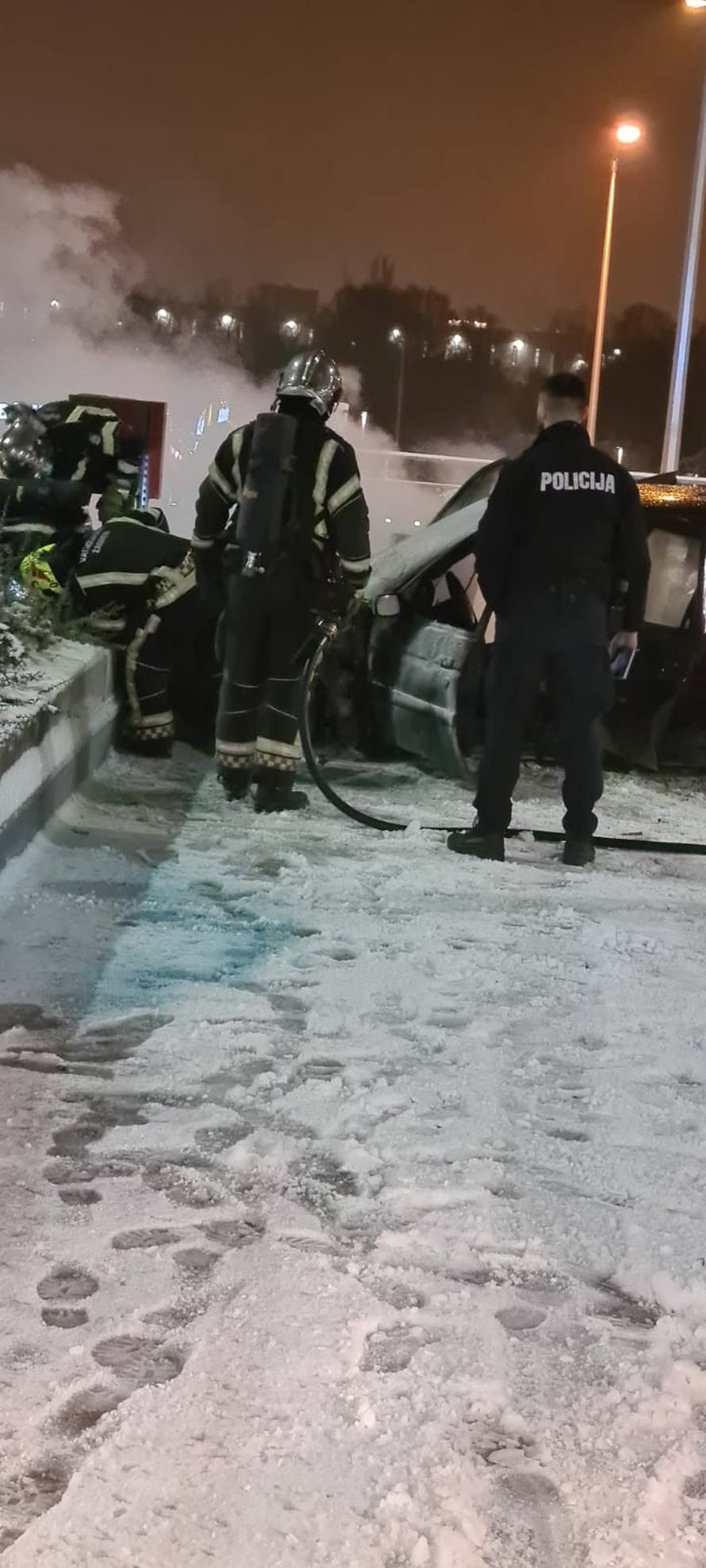 Divljali vozilom na parkingu šoping centra pa se zabili u zid: Auto se zapalio, a oni pobjegli...