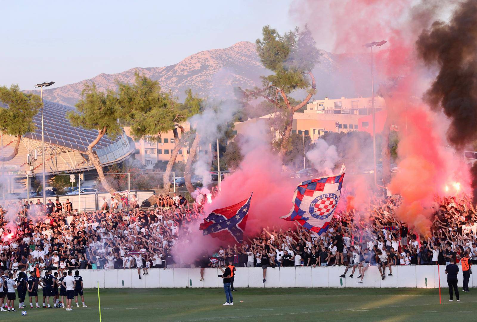 Split: Torcida dala podršku igračima Hajduka na treningu uoči derbija protiv Dinama