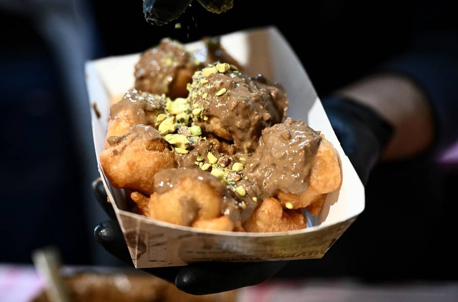 Veliki gastro vodič po Adventu u Zagrebu: Evo gdje pojesti dobre fritule i kobasice i za koji novac