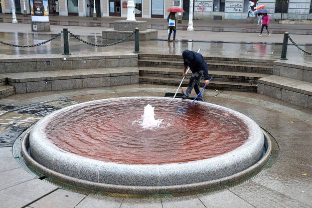 Zagreb: Manduševac obojen u crveno