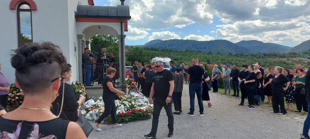 FOTO TUGA U KOTOR VAROŠU Pokopali Draganu (34) koja je poginula u buktinji kod Omiša