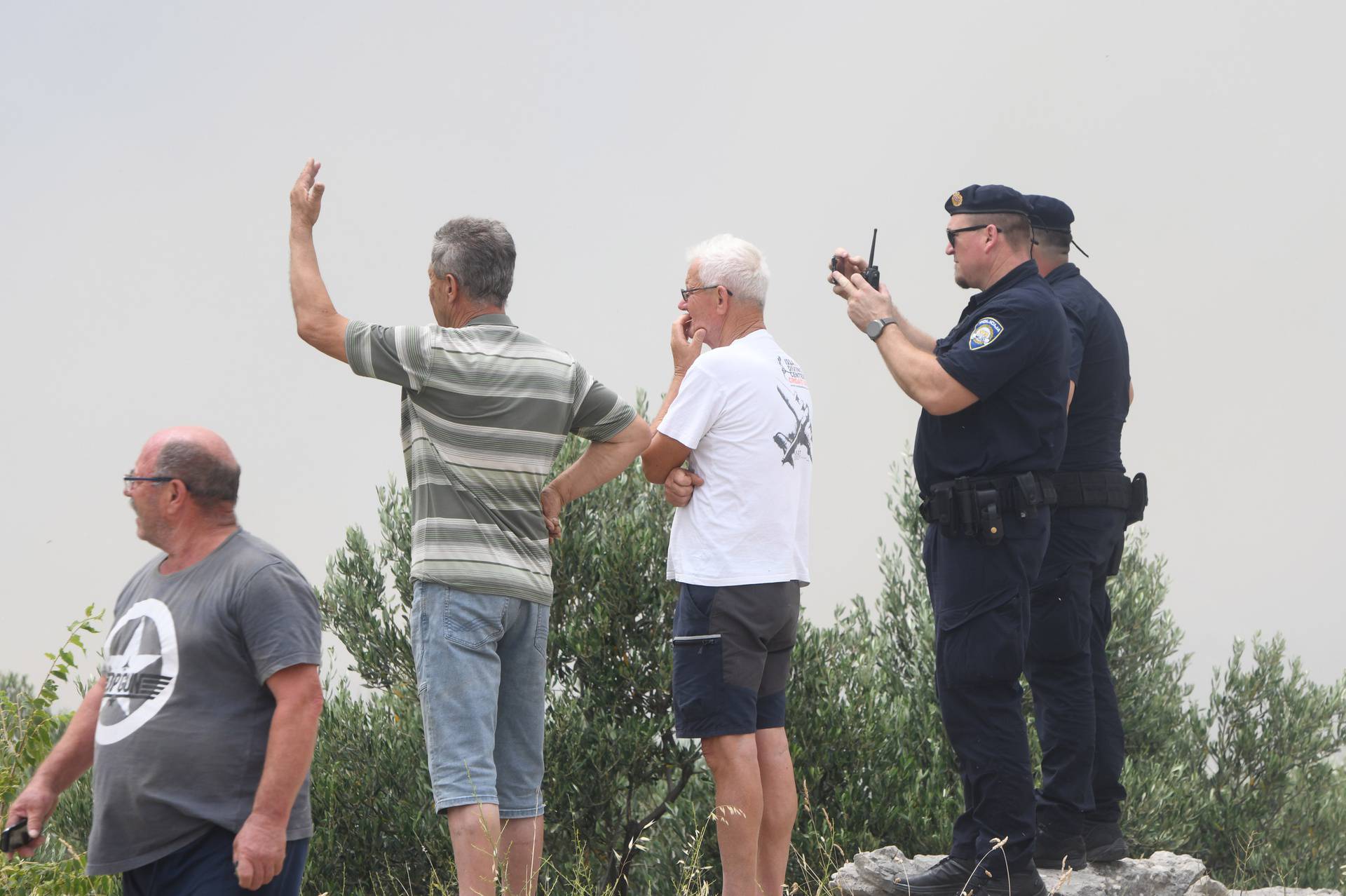 Jak vjetar otežava gašenje požara koji je planuo kod Grebaštice, kanaderi i air tractori u akciji, evakuiraju se kuće