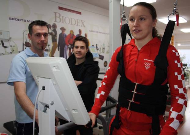 Selce: Stolnotenisa?ica Sandra Paovi? pod "budnim okom" fizioterapeuta i de?ka 