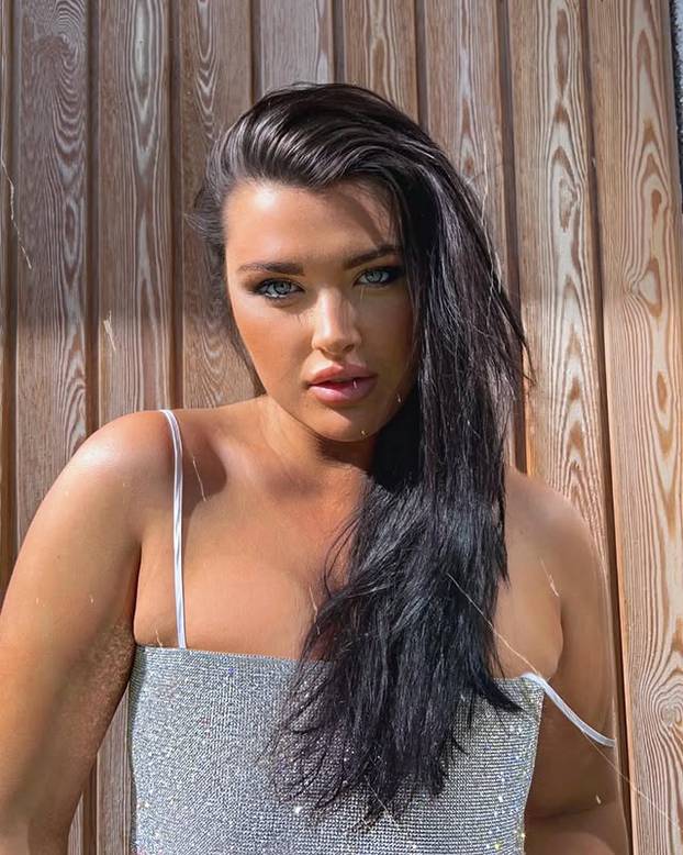 FOTO Istaknula je grudi za Dan zaljubljenih pa ju izvrijeđali: 'Slomila me tolika mržnja'