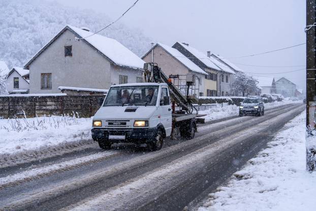 Otočac: Zbog mokrog snijega koji pada dio Like ostao bez struje