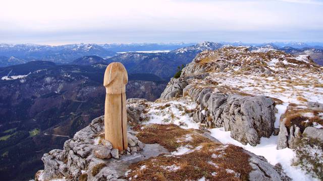 Austrija: Golemi drveni penis na vrhu planine