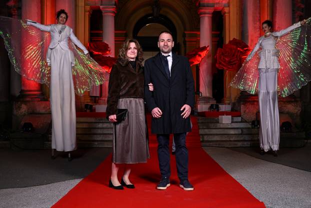 Zagreb: Dolazak uzvanika na dodjelu medijske nagrade "Večernjakova ruža" u Hrvatskom narodnom kazalištu