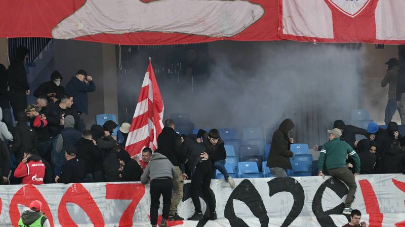 FOTO Delije krenule na policiju. Kaotične scene na finalu kupa