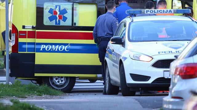 Zagreb: Muškarac gol do pasa leži na podu okružen policijskim službenicima
