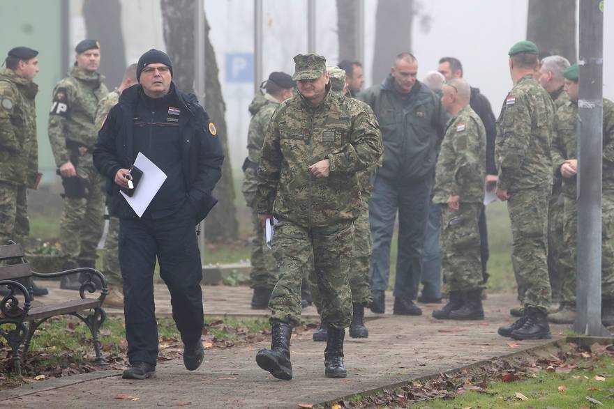 HGSS, vatrogasci i vojska u Voćinu nedaleko pronalaska srušenog Mig-a