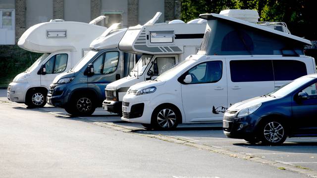 Zagreb: Parkiralište kod Paromlina mnogi stranci koriste za kampiranje