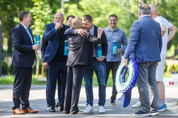 Zagreb: Delegacija Dinama položila vijenac na grob Dražena Petrovića povodom obljetnice njegove smrti