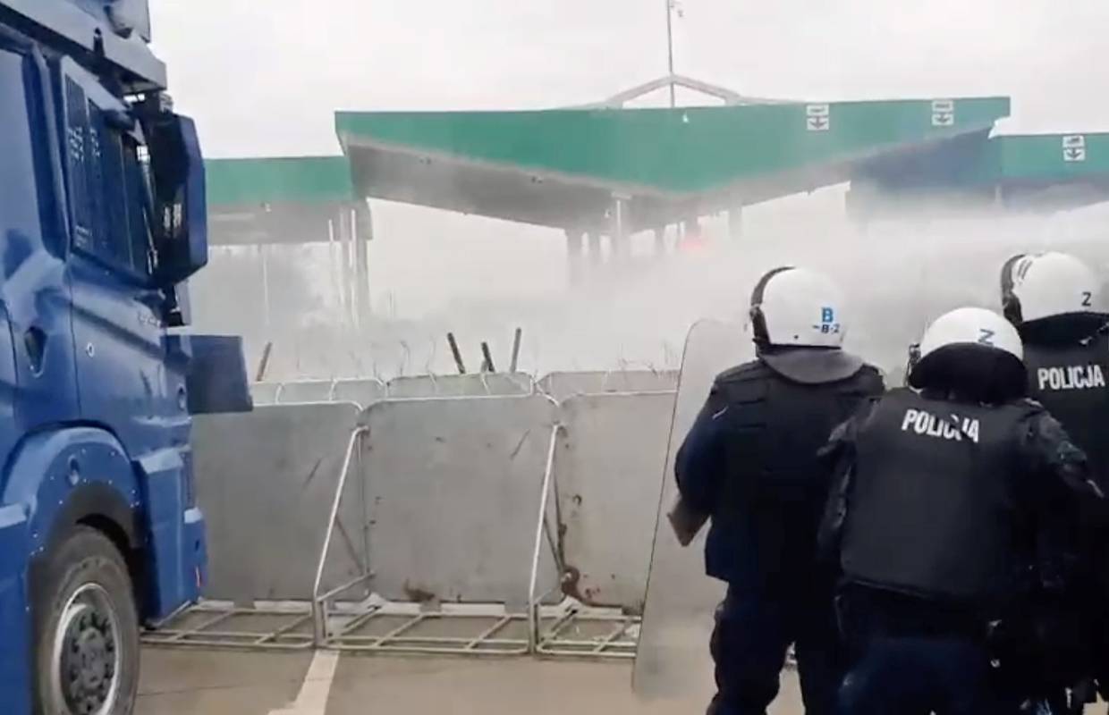 Poljaci vodenim topovima na granici rastjerali migrante, u sukobu teško ozlijeđen policajac