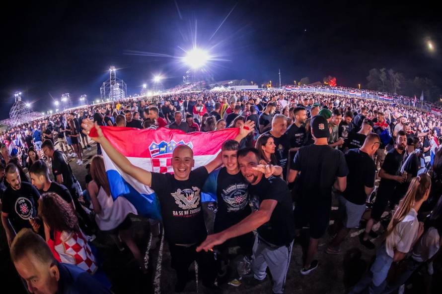 Obožavatelji na velikom koncertu Marka Perkovića Thompsona u Sinju