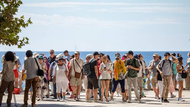 Turisti u obilasku stare jezgre Dubrovnika