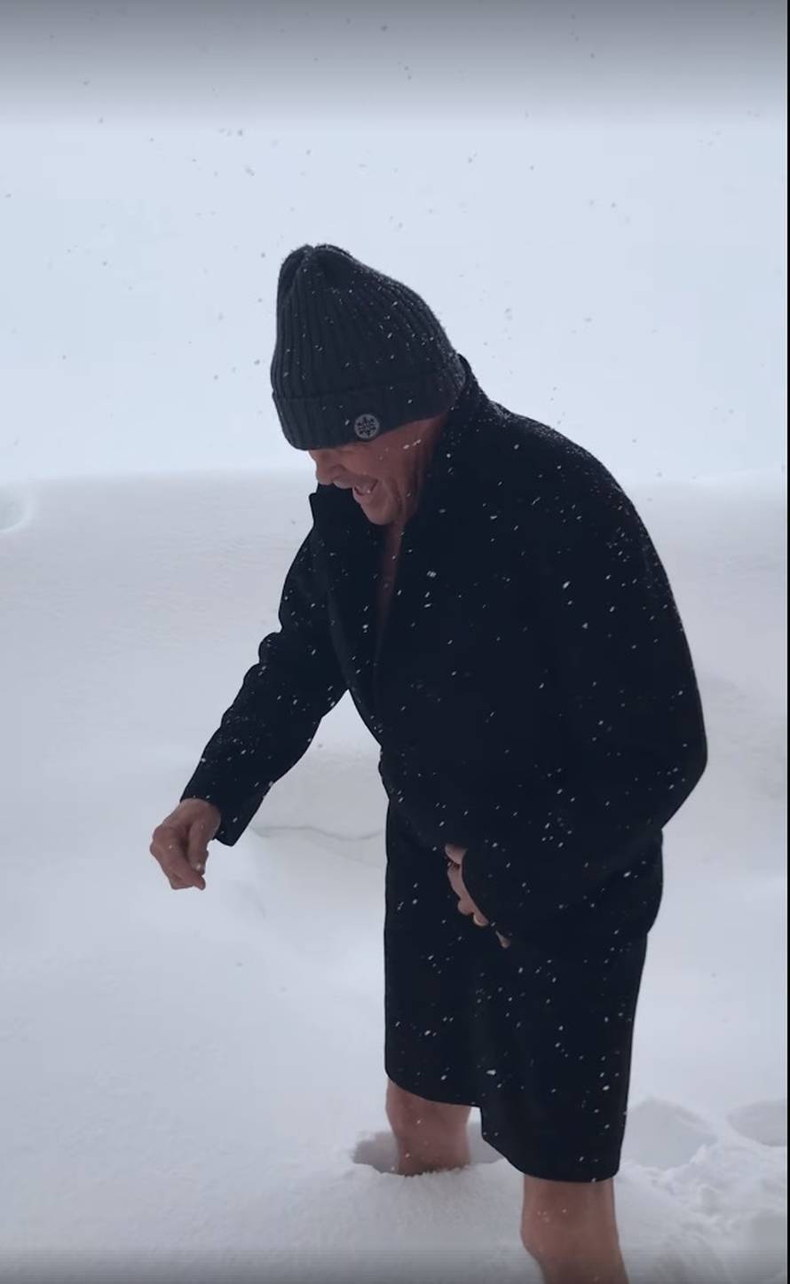 Smrznuo se: Hasselhoff šeta u ogrtaču, a snijeg mu do koljena