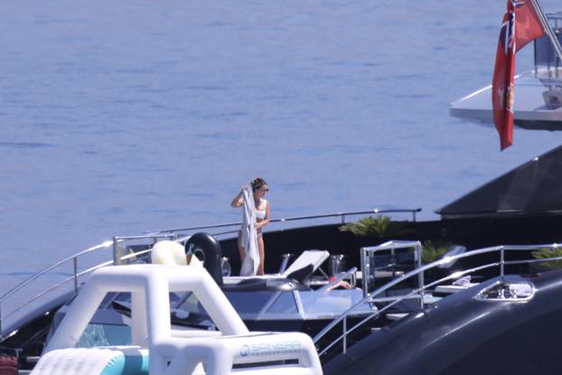 Obiteljski odmor slavnog podcastera na Braču: Joe Rogan uživa na superjahti, kupa se i skače u more