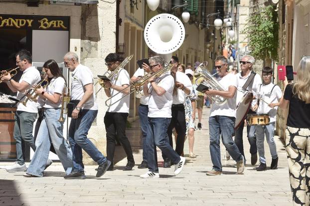 Šibenik: Povodom Dana Državnosti Šibenska narodna glazba svirala gradskim ulicama