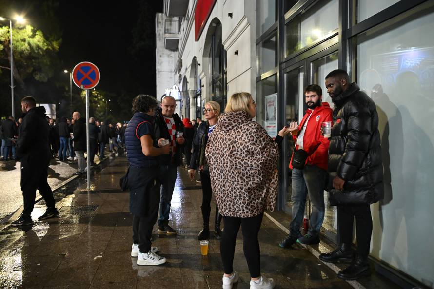 Podgorica: Policija i navijači uoči početka utamcie Crna Gora - Hrvatska 
