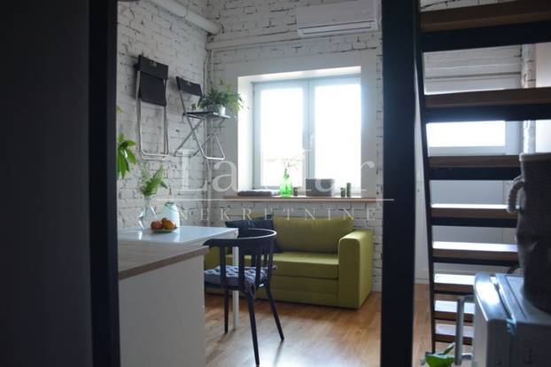 Ovo još niste vidjeli! Stolice po zidu, a krevet na 'stropu'. Ovih 18m2 u Zagrebu košta 122.000€