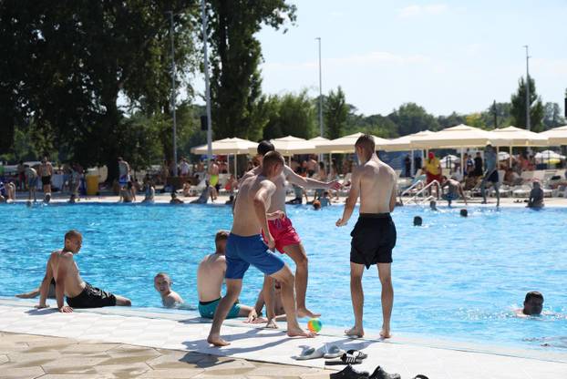 24 SATA: Kupaći uživaju na obnovljenim bazenima Copacabana