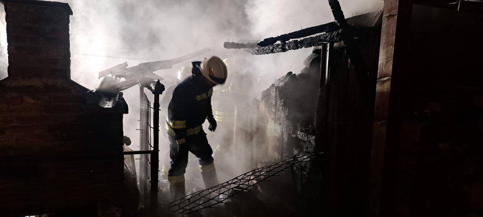 Voćin: Užareni otpad zapalio je kantu, drvarnicu pa ulovio kuću