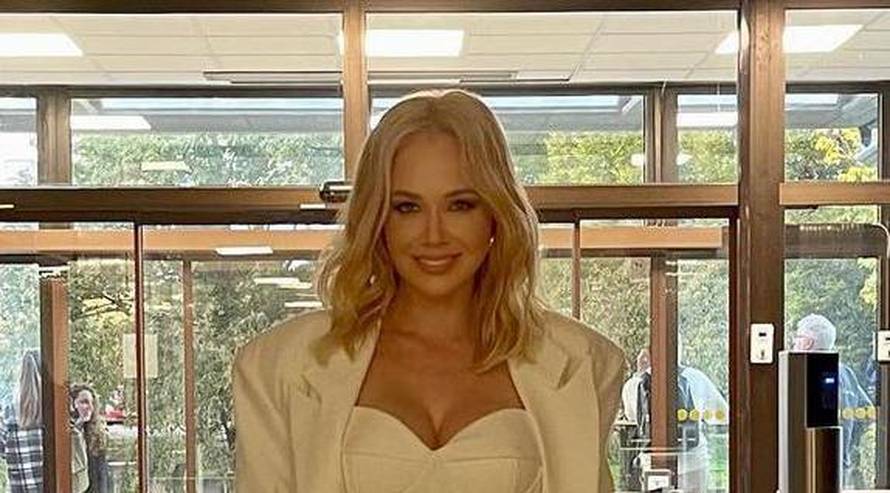 Rozga zavodila u atraktivnom korzetu pa se previše 'uredila': Ajme Jele! Koliko Photoshopa