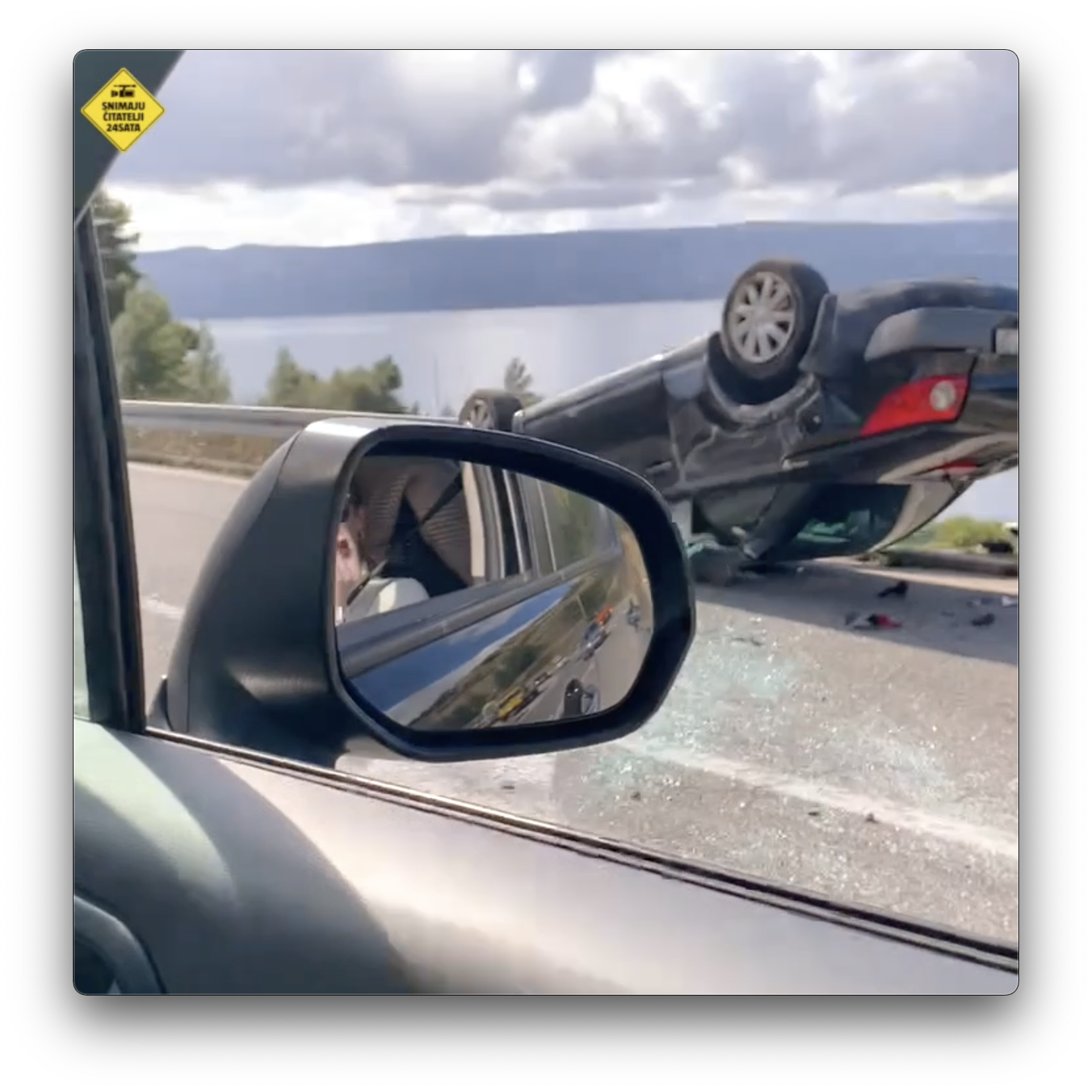 VIDEO Nesreća kraj Omiša: Auto sletio s ceste  i završio na krovu