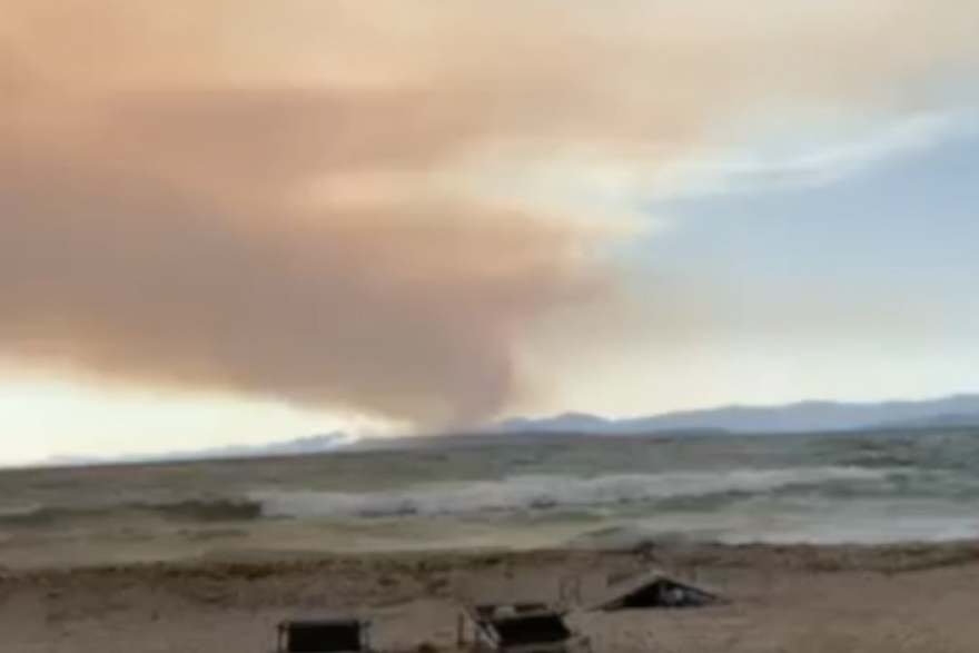 požar crveno nebo i vatra blizu kuća