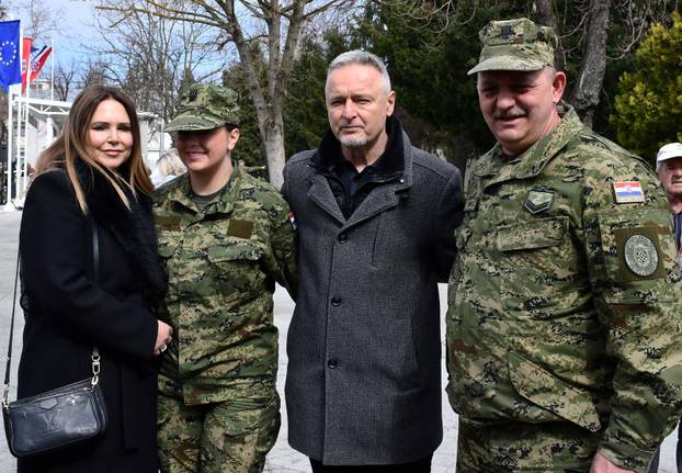 Na svečanoj prisegi ročnika u Požegi pozornost je privukla Diva Perković, kći pjevača Marka Perkovića Thompsona