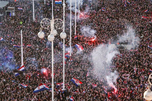 Zagreb: Bakljada na sve?anom do?eku hrvatske rukometne reprezentacije