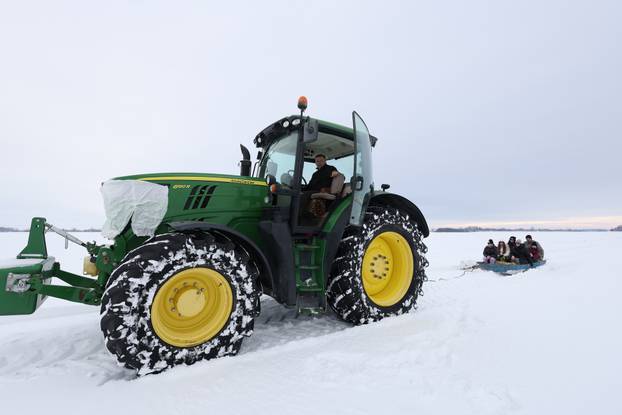 Karadžićevo: Vožnja čamcem po snježnim poljima