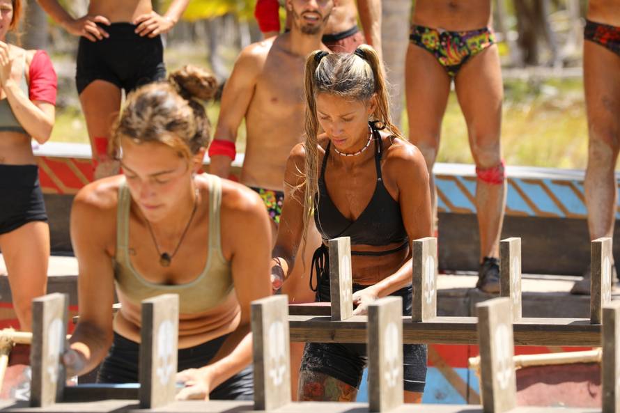 Dio plavog plemena odvojio se u manji klan, a nekima boravak u divljini sve teže pada...