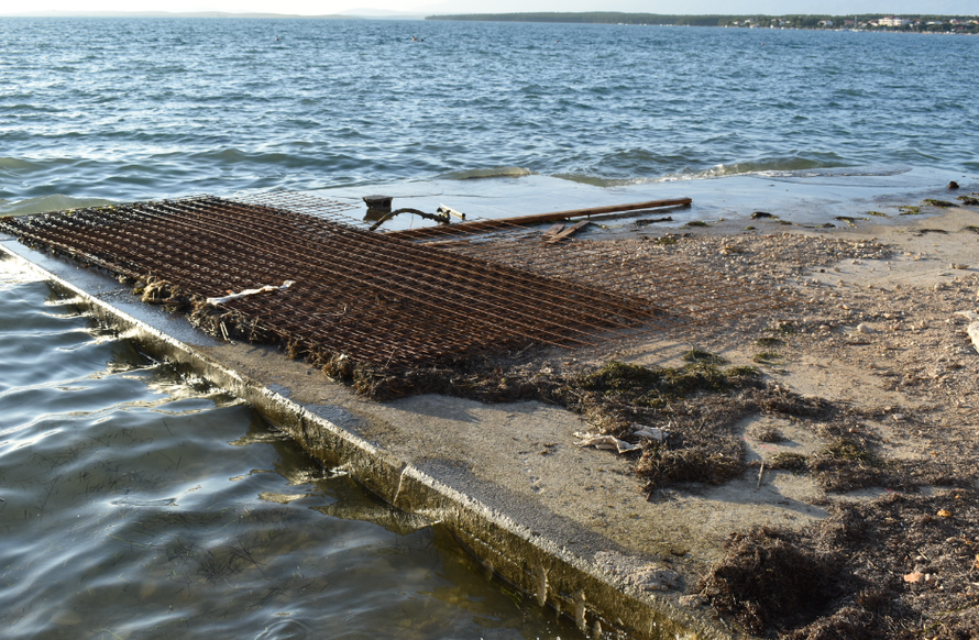Bijesni turisti na plaži kod Nina: 'Strojevi prolaze u blizini djece, razbacana armatura, smeće...'