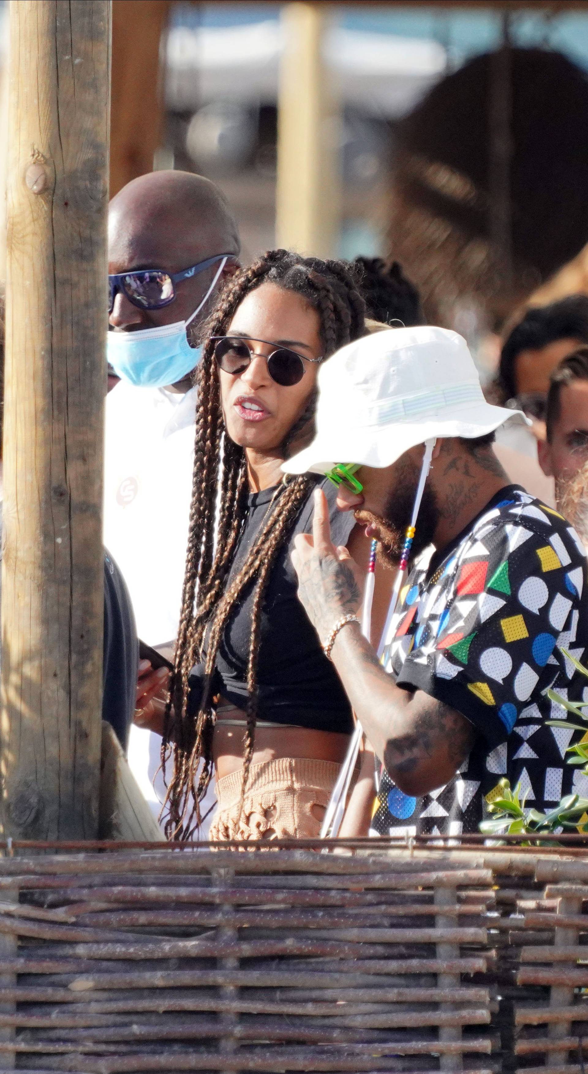 EXCLUSIVE: Neymar, Izabel Goulart, Cindy Bruna, Marco Verratti and Ezequiel Lavezzi at Verde Beach in St Tropez to party all afternoon