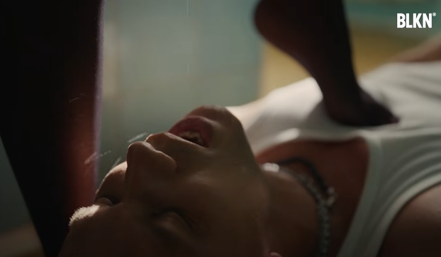 FOTO Relja i Nikolija šokirali publiku bizarnim spotom: 'Pa kao da im držimo svijeću...'