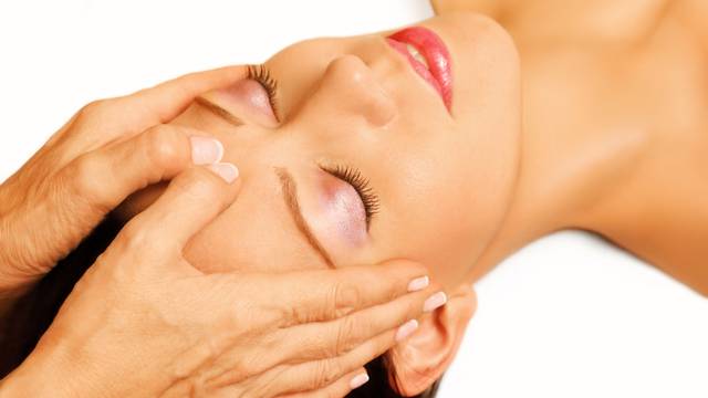 Japanska masaža lica može smanjiti bore, ali i podbradak