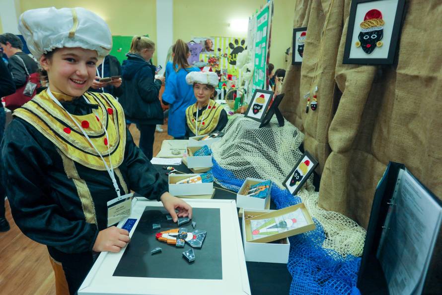 Mali zadrugari izrađuju torbice od komušine i pčelinji melem