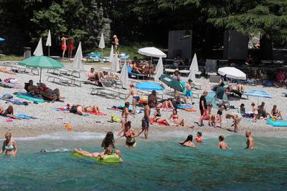 FOTO Prekrasna plaža Peharovo u Lovranu već  je prepuna turista