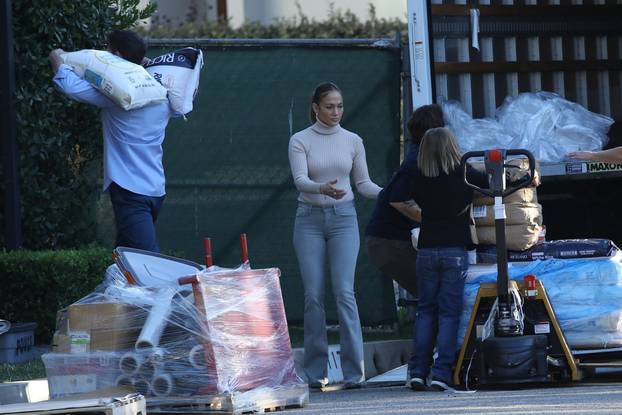 *PREMIUM-EXCLUSIVE* Ben Affleck and Jennifer Lopez get to work together as they host a food drive at his home with their kids