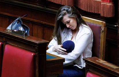 Talijanska zastupnica dojila je bebu na glasanju u parlamentu