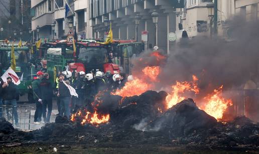 FOTO Kaos u Bruxellesu! Sukob poljoprivrednika i policije. Lete krumpiri,  policija bacila suzavac