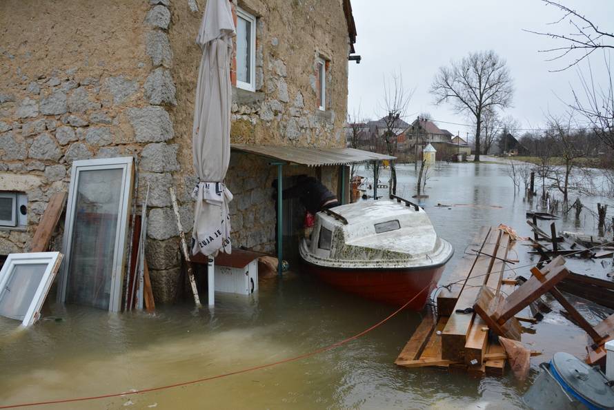 U Petrinji strepe od odrona, u Kosinju po hranu idu čamcima