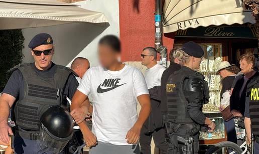 &Scaron;okantne scene u centru Splita: Ajaxovi huligani s blokovima i oru&zcaron;jem na kavi, upala policija