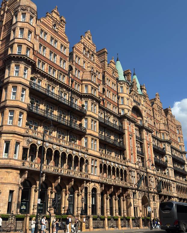 FOTO Pogledajte kako je fatalna Albanka proslavila pobjedu nad Srbijom. Neki su joj zamjerili