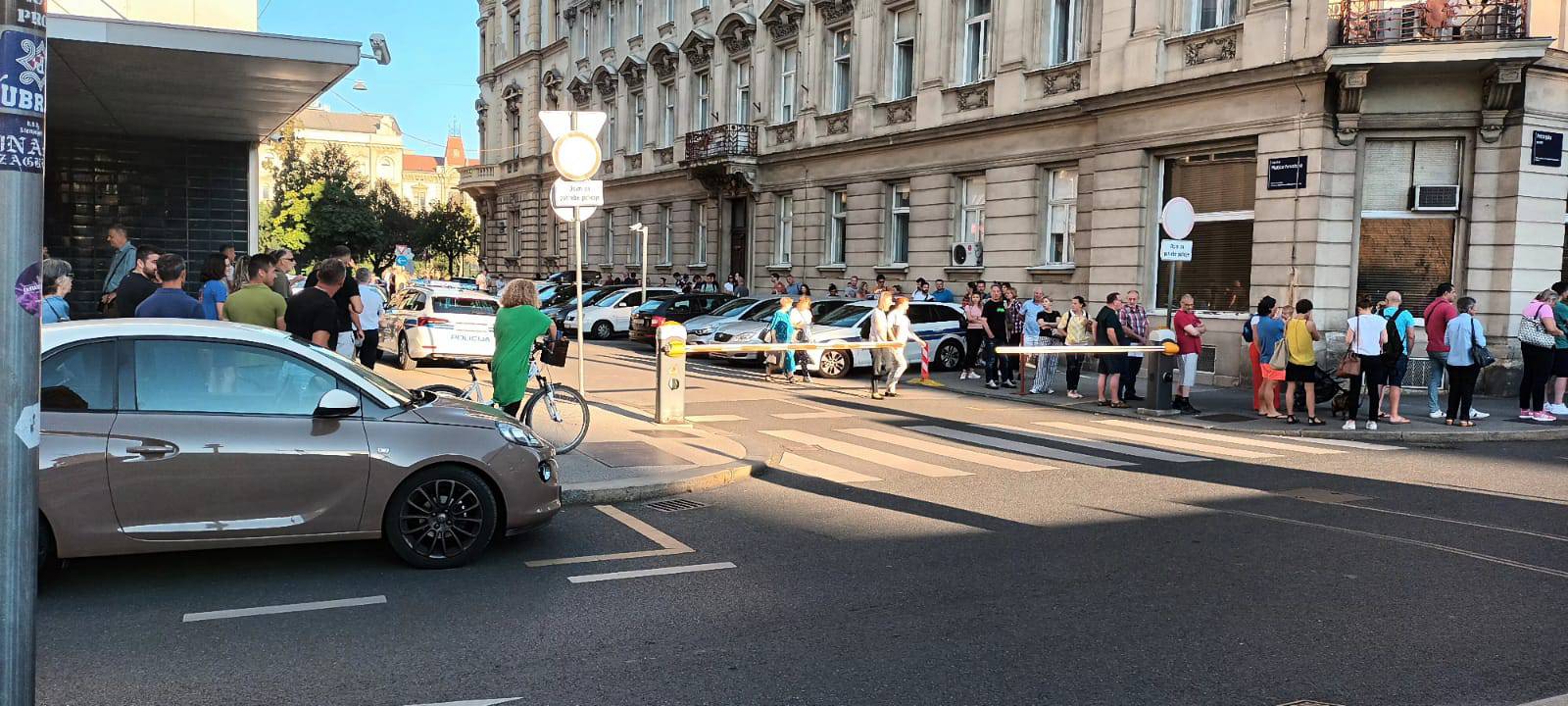 FOTO Ludnica pred policijom u Petrinjskoj: 'Gužva je od rane zore, red je preko pola ulice!'