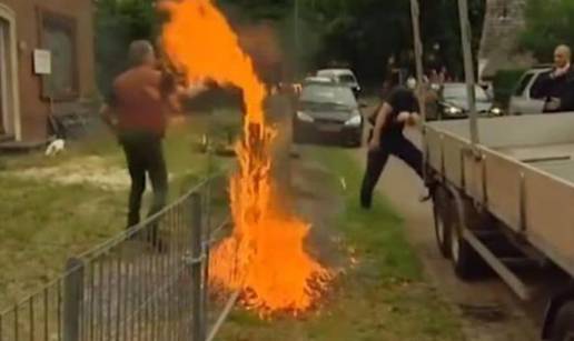 Policiju napao molotovljevim koktelom jer su rušili ogradu